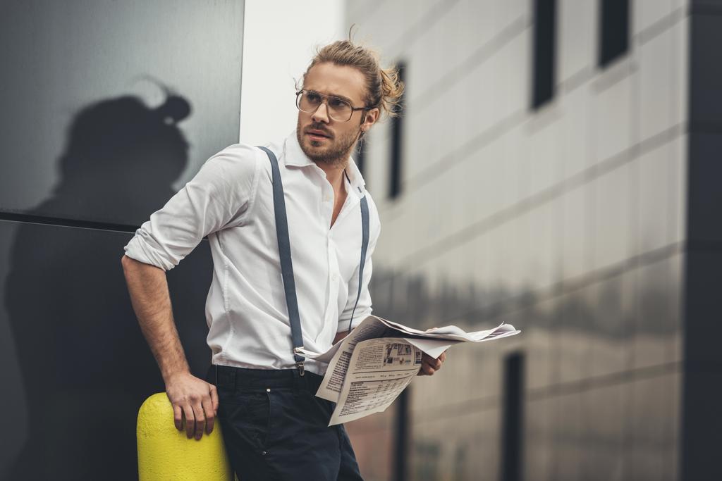 Stilvoller Mann mit Zeitung - Foto, Bild