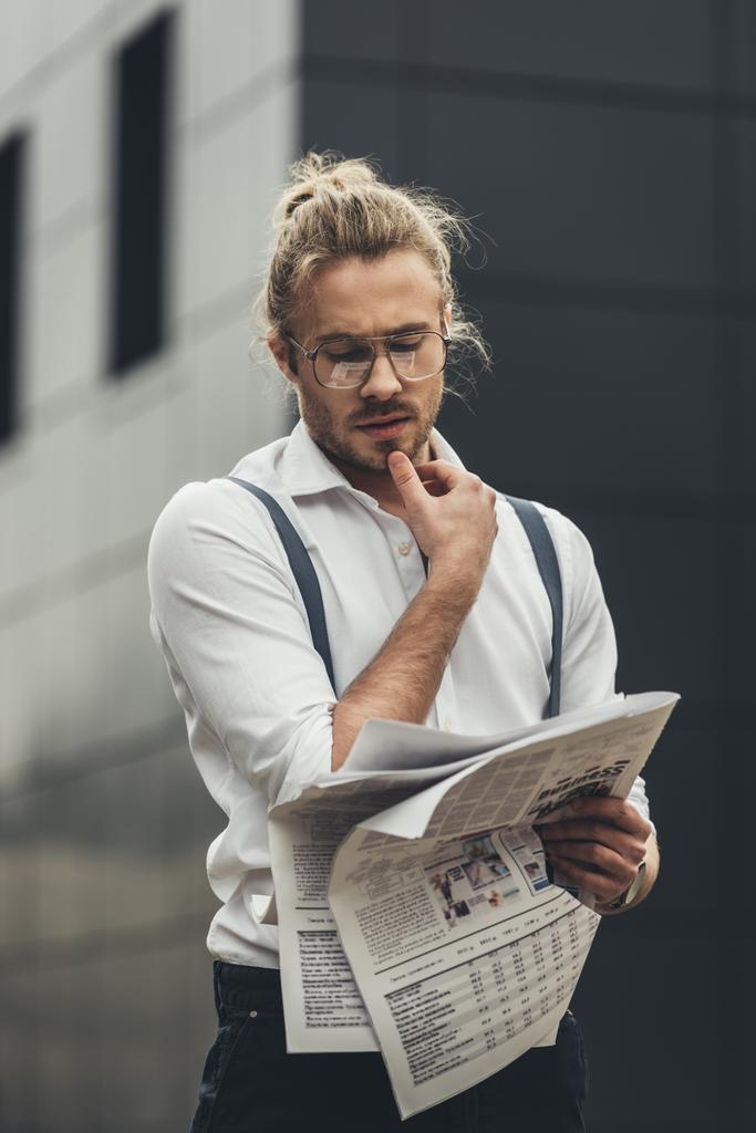 Hombre con estilo con periódico
 - Foto, imagen