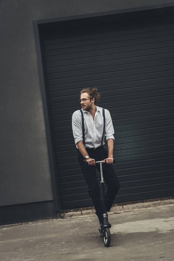 Homem elegante com scooter
 - Foto, Imagem