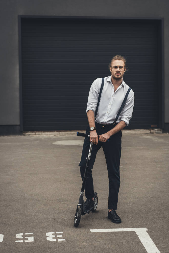 Uomo elegante con scooter
 - Foto, immagini