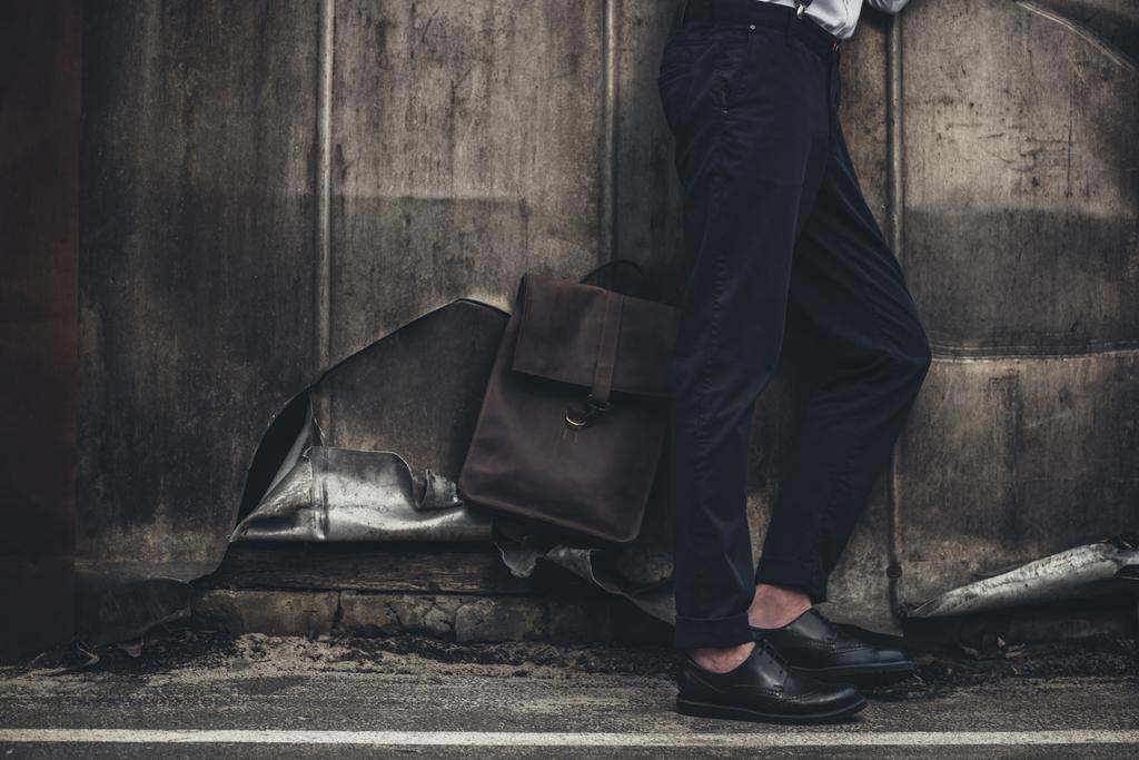 Man in stijlvolle broek en schoenen - Foto, afbeelding