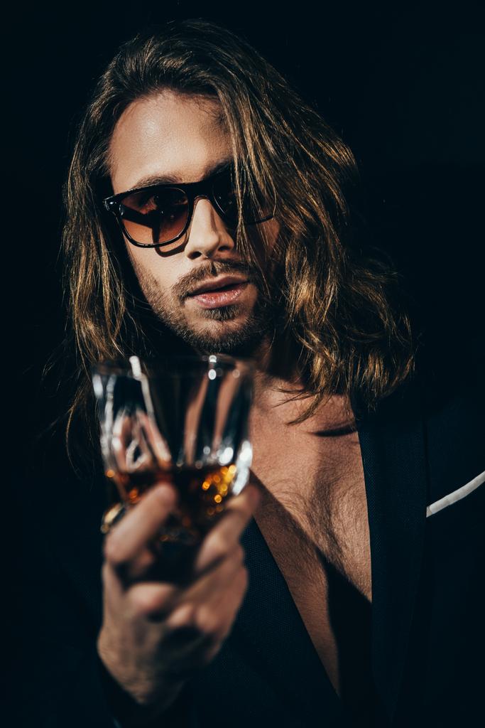 Mann im Anzug trinkt Whiskey - Foto, Bild