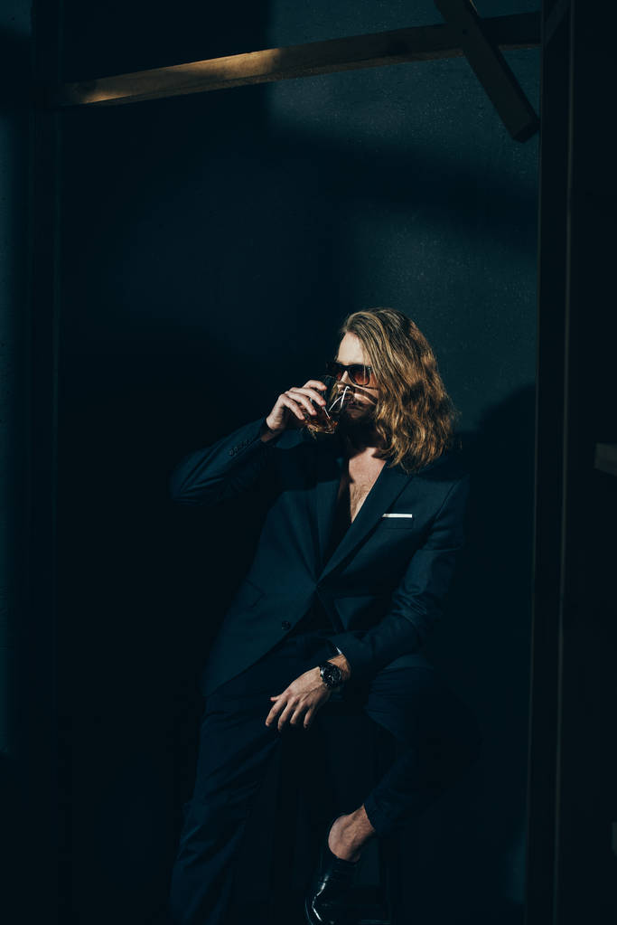 Man in suit drinking whiskey - Photo, Image