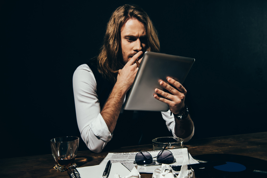 Muž používající digitální tablet - Fotografie, Obrázek
