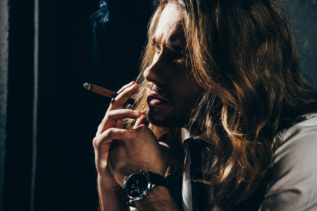 Hombre Fumar cigarro
 - Foto, imagen