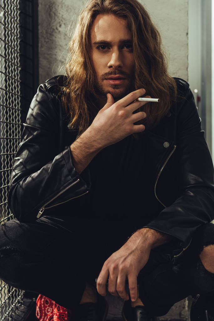 Elegantní dlouhé vlasy-muž s cigaretou - Fotografie, Obrázek