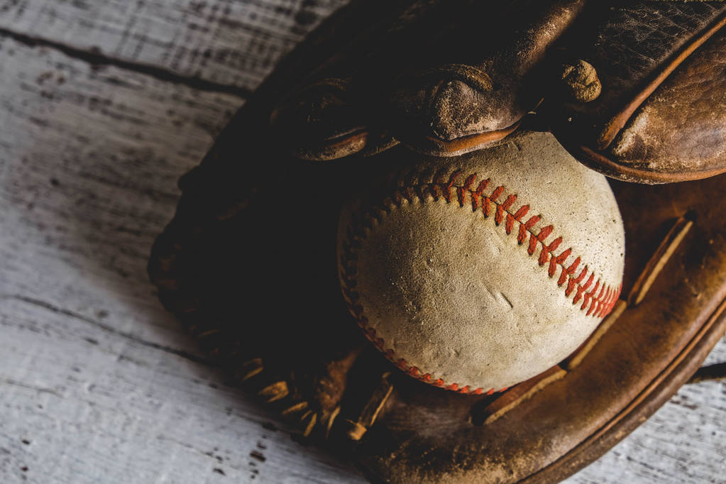 alter Baseball und Handschuh auf Holzhintergrund mit Filtereffekt im Retro-Vintage-Stil - Foto, Bild