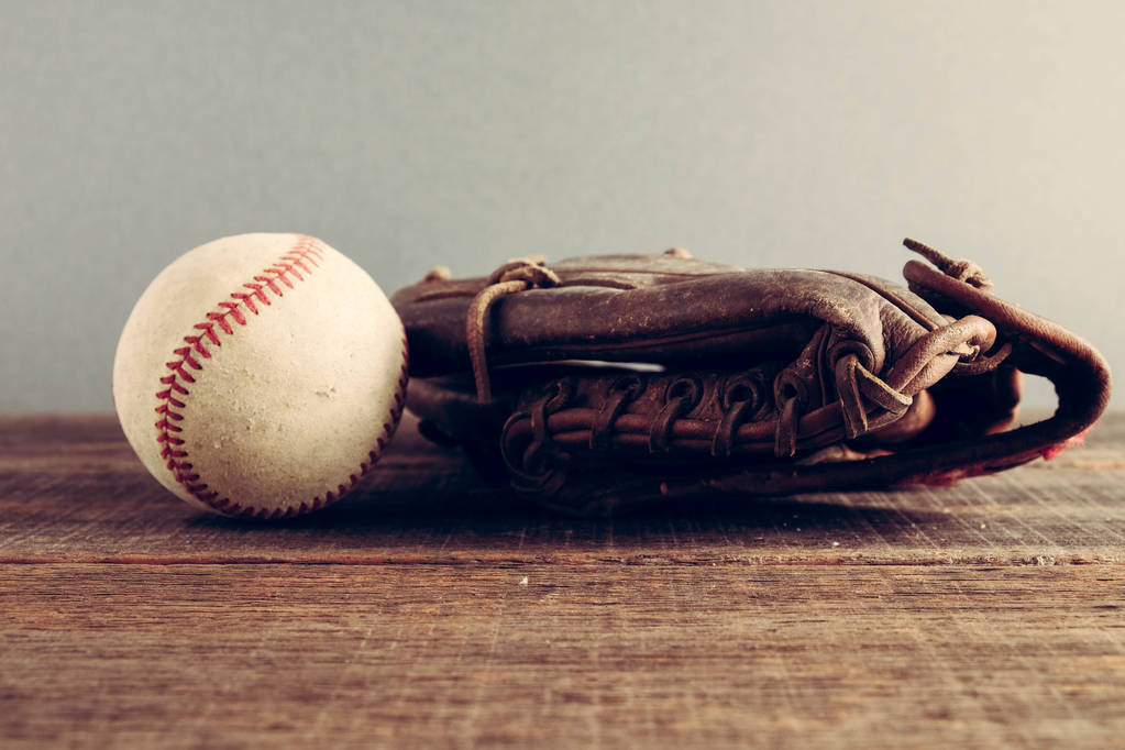 velho Baseball e luva no fundo de madeira com efeito de filtro estilo vintage retro
 - Foto, Imagem