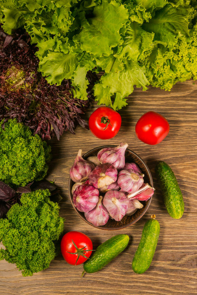Composition avec des légumes frais. Tomates, concombres, bulbes d'ail sur la table
 - Photo, image