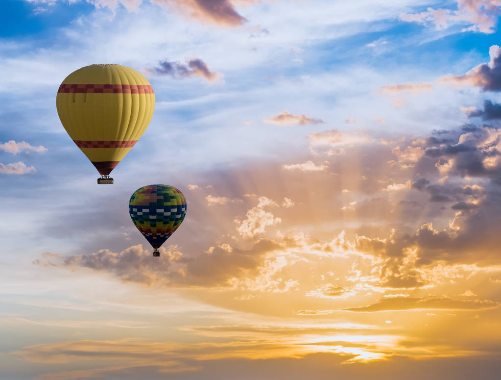 カッパドキア,トルコ上空を飛ぶ熱気球 - 写真・画像