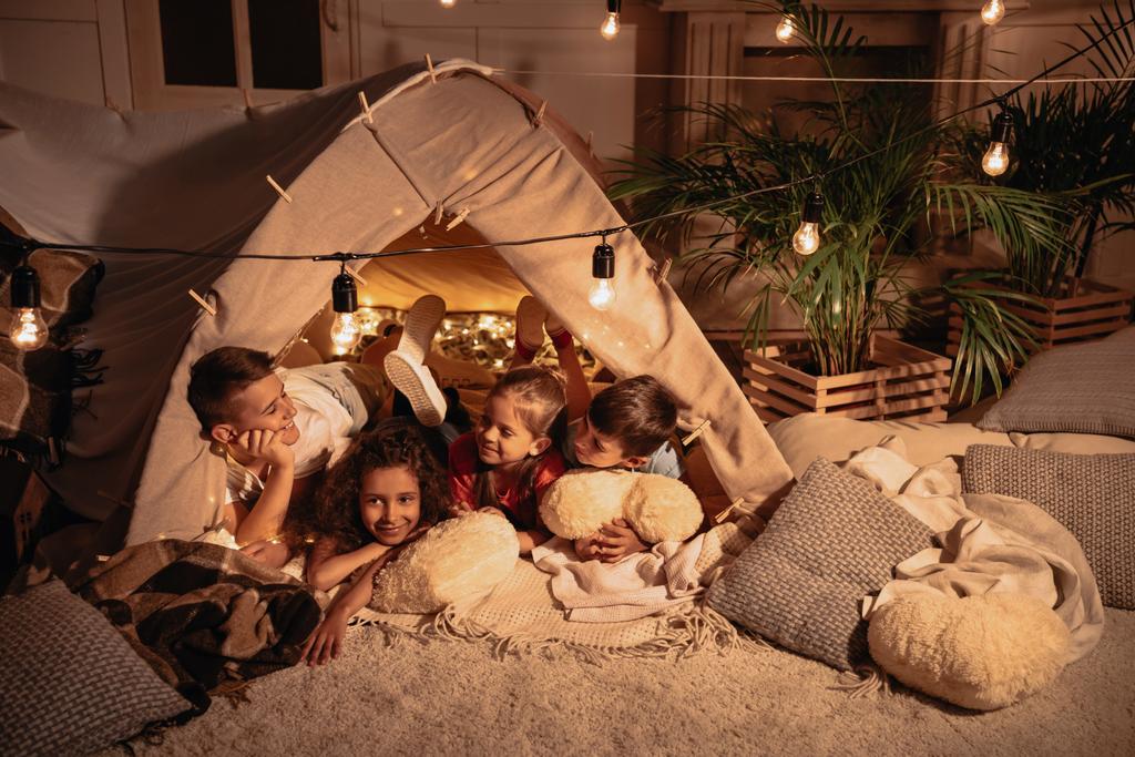 дети разных национальностей, отдыхающие в палатке
 - Фото, изображение
