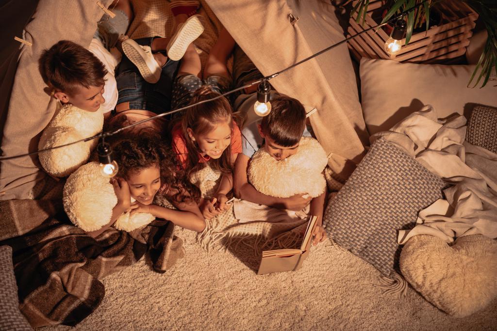 mnohonárodnostní děti čtení knihy - Fotografie, Obrázek