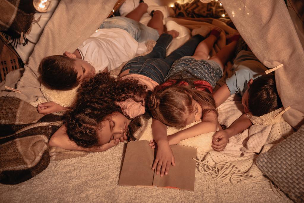 niños durmiendo en casa
 - Foto, Imagen