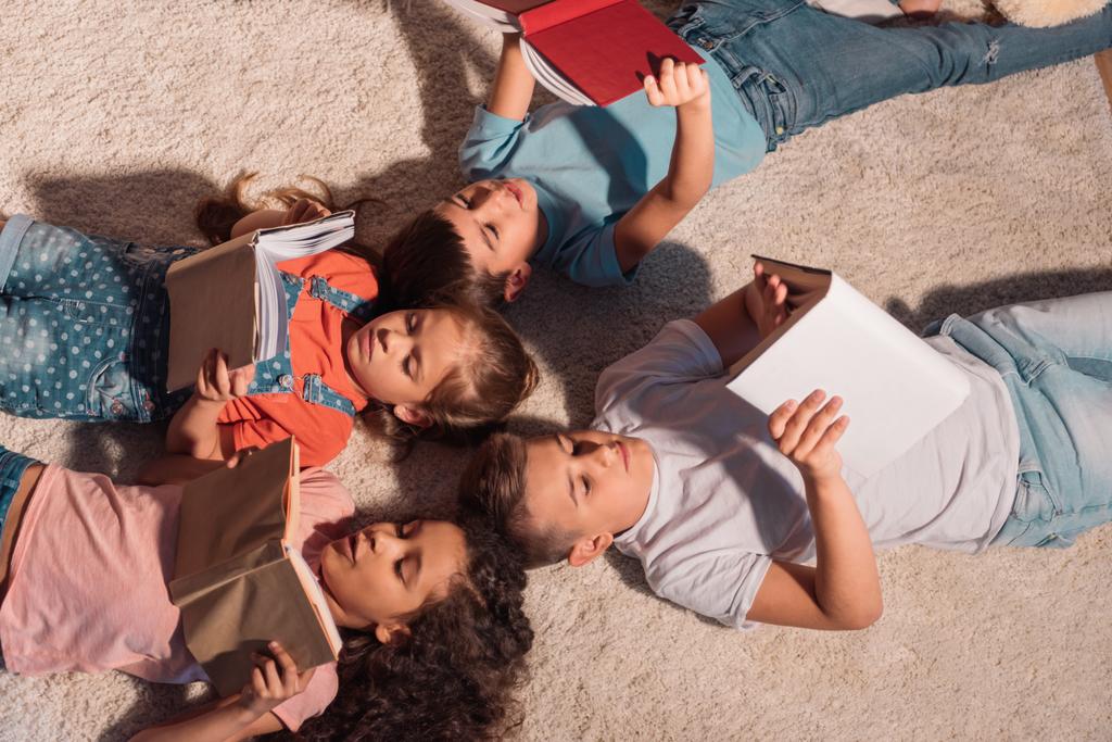 enfants multiethniques lisant des livres
 - Photo, image