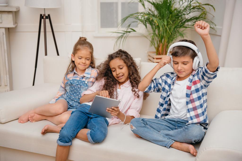 crianças com dispositivos digitais em casa
 - Foto, Imagem