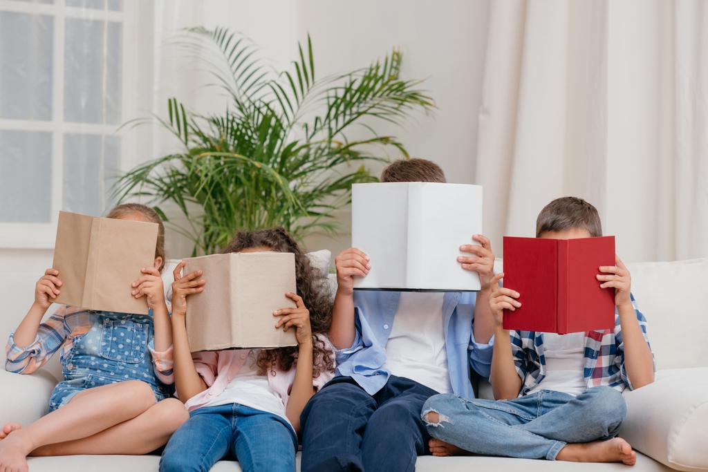 bambini con libri a casa
 - Foto, immagini
