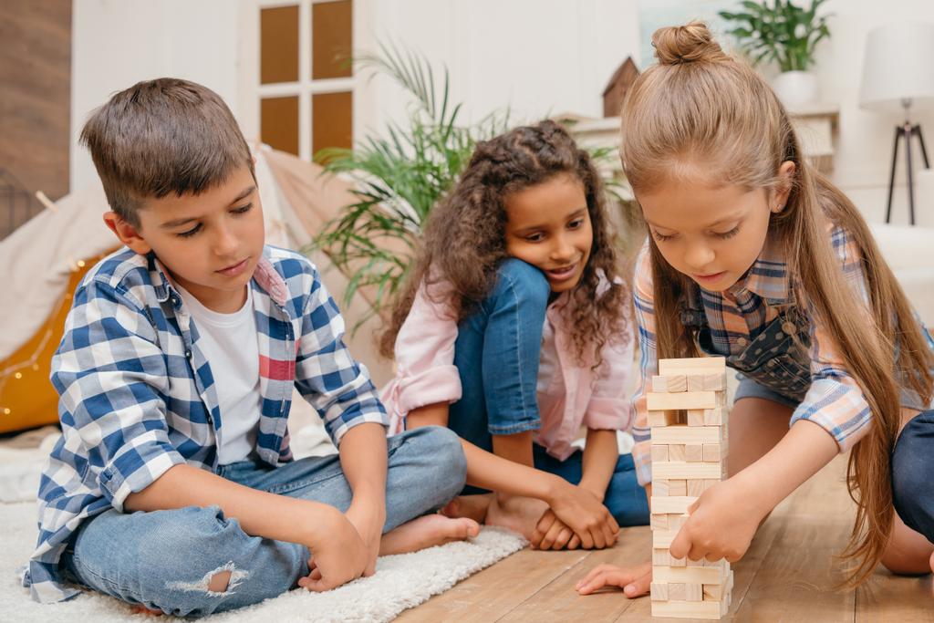 bambini che giocano blocchi di legno gioco
 - Foto, immagini