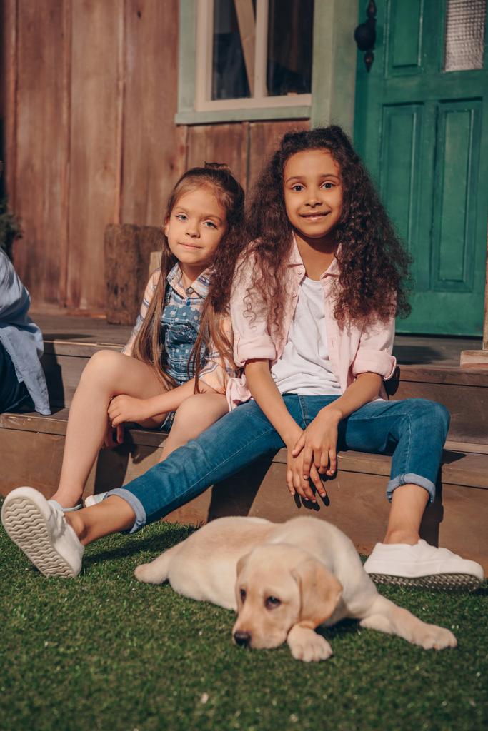 meninas multiétnicas com cachorro
 - Foto, Imagem