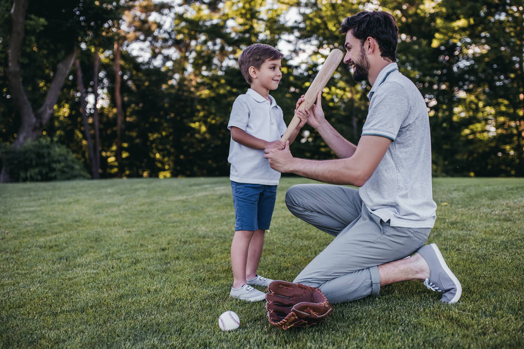 Pai com filho jogando beisebol
 - Foto, Imagem