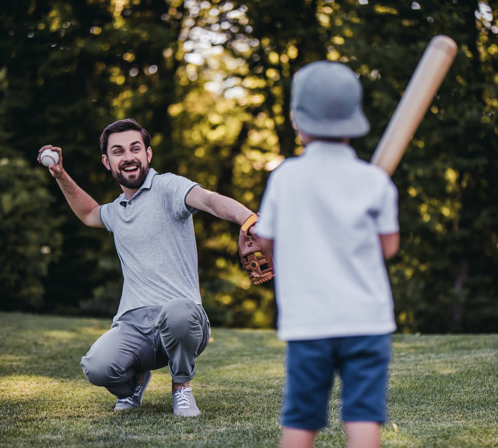 野球の息子とお父さん - 写真・画像