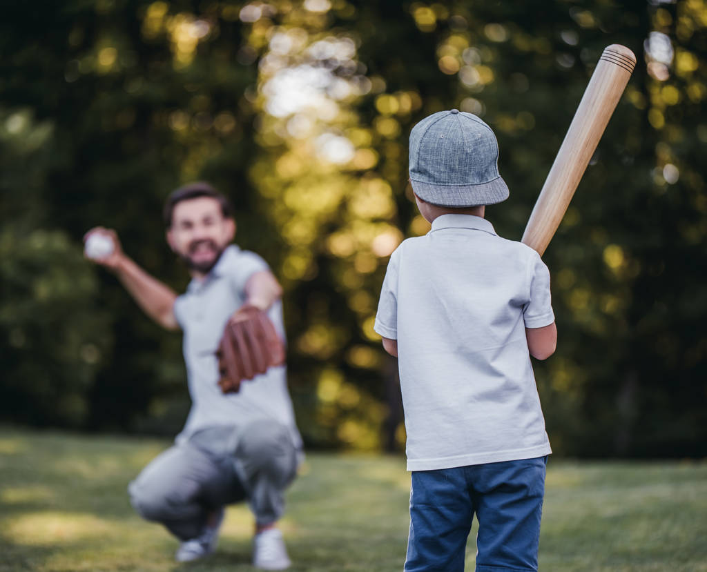 Papá con hijo jugando béisbol
 - Foto, Imagen