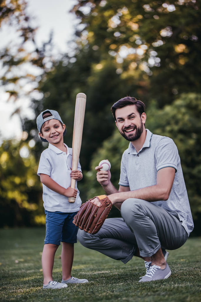 Isä ja poika pelaavat baseballia.
 - Valokuva, kuva