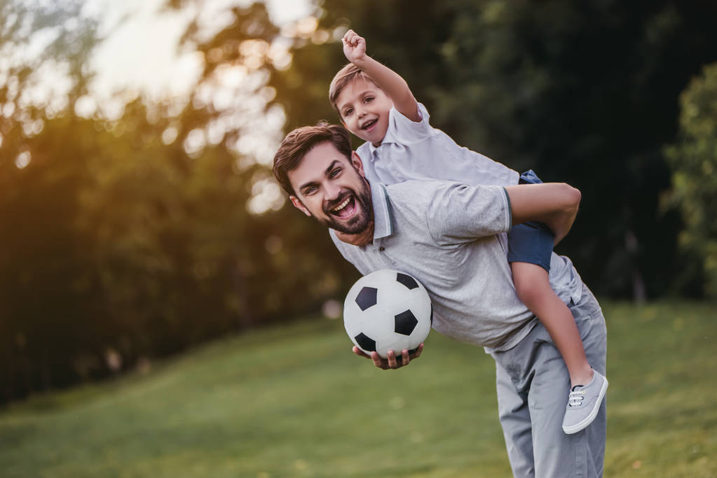 Papá con hijo jugando al fútbol
 - Foto, imagen