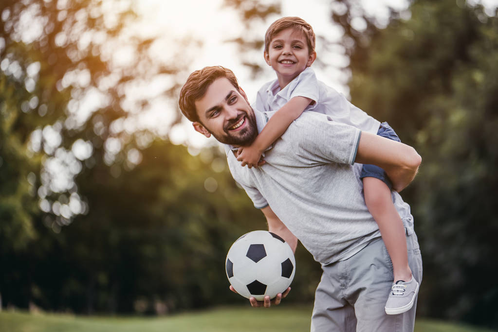 Papá con hijo jugando al fútbol
 - Foto, imagen