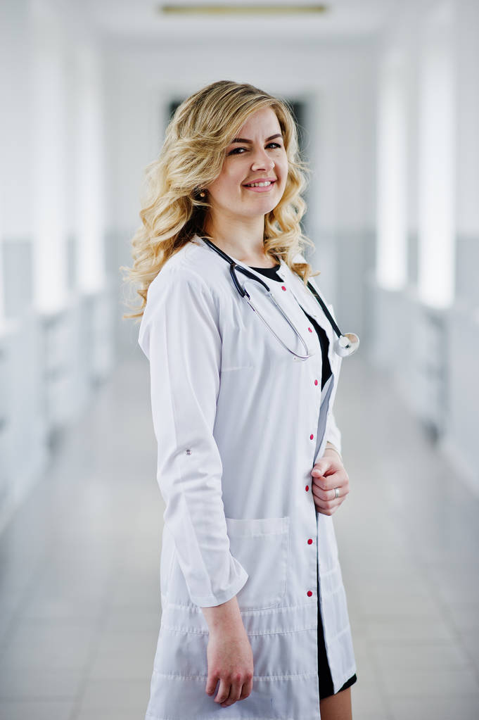 Πορτρέτο του ελκυστικό νεαρό γιατρό σε λευκό παλτό με stethos - Φωτογραφία, εικόνα