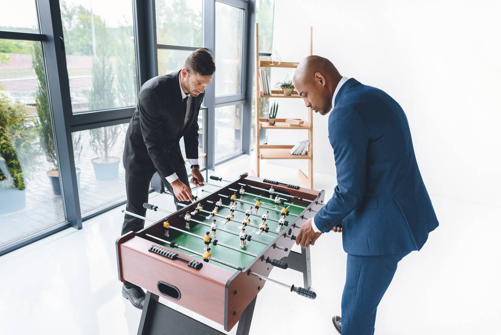 テーブルサッカーをするビジネスマン - 写真・画像