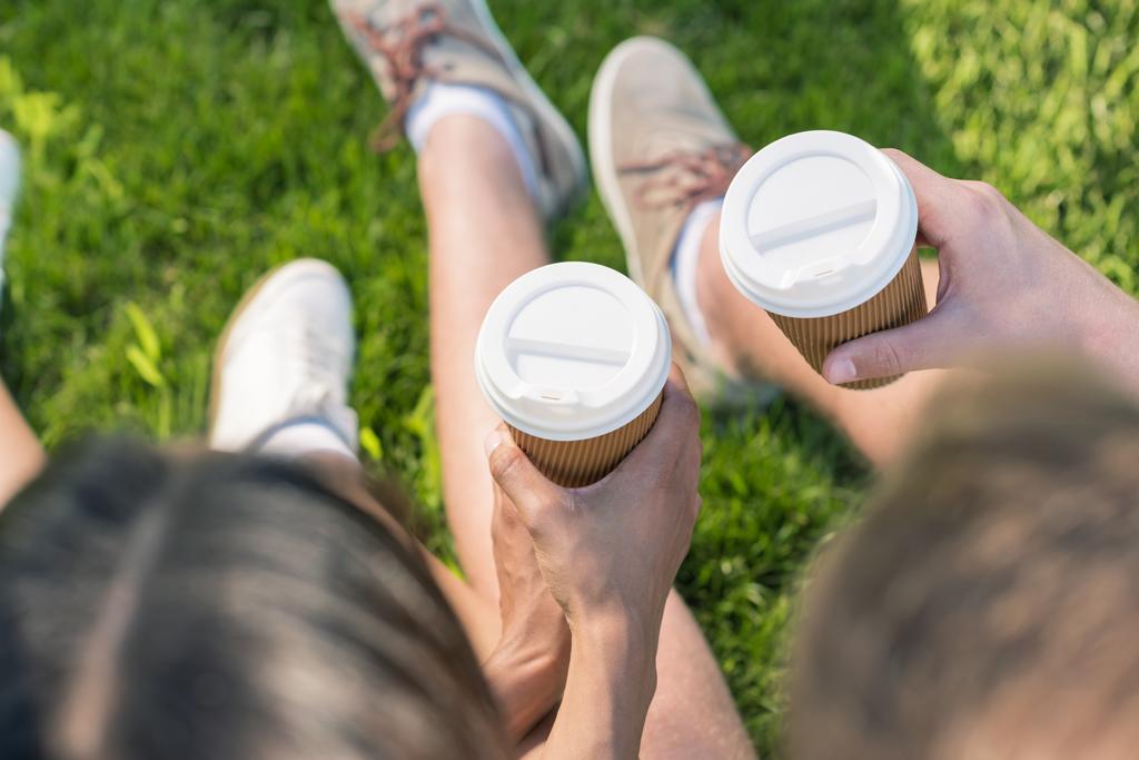 pareja con café para llevar
 - Foto, Imagen