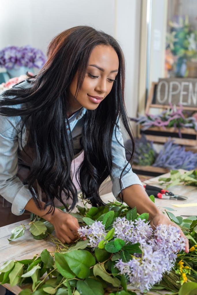 美しい若いアフリカ系アメリカ人花屋花を生けるとお花屋さんの笑顔 ロイヤリティフリー写真 画像素材