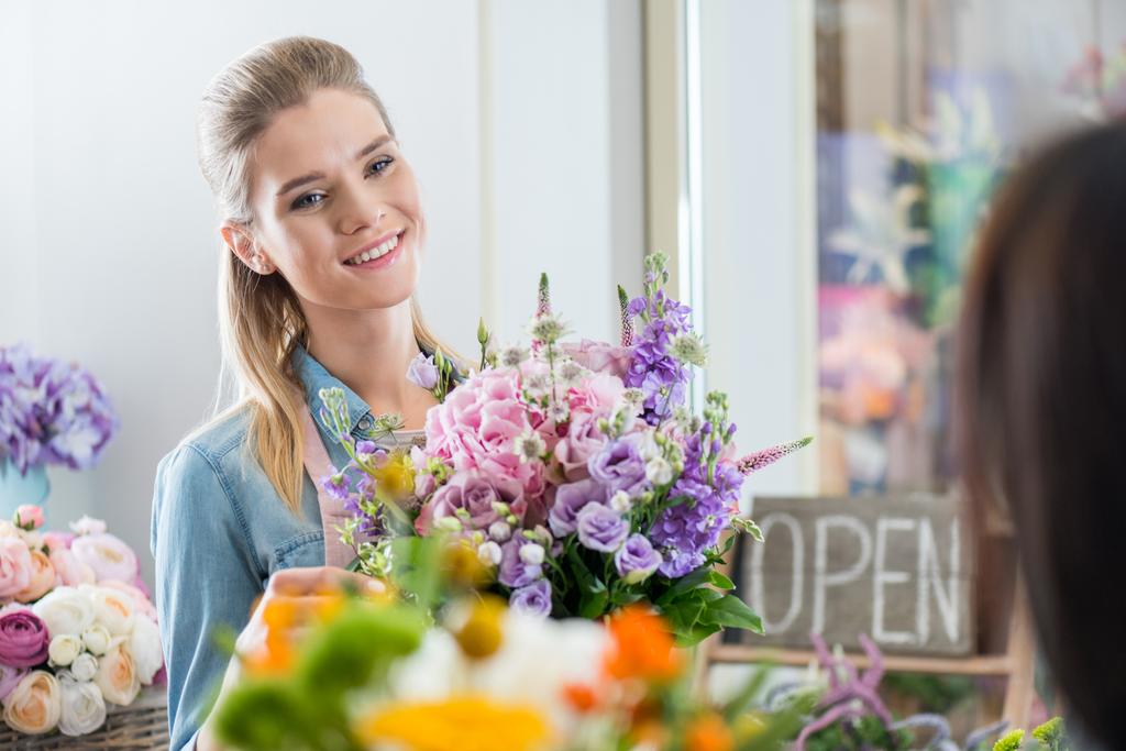 Fleuriste travaillant dans un magasin de fleurs - Photo, image