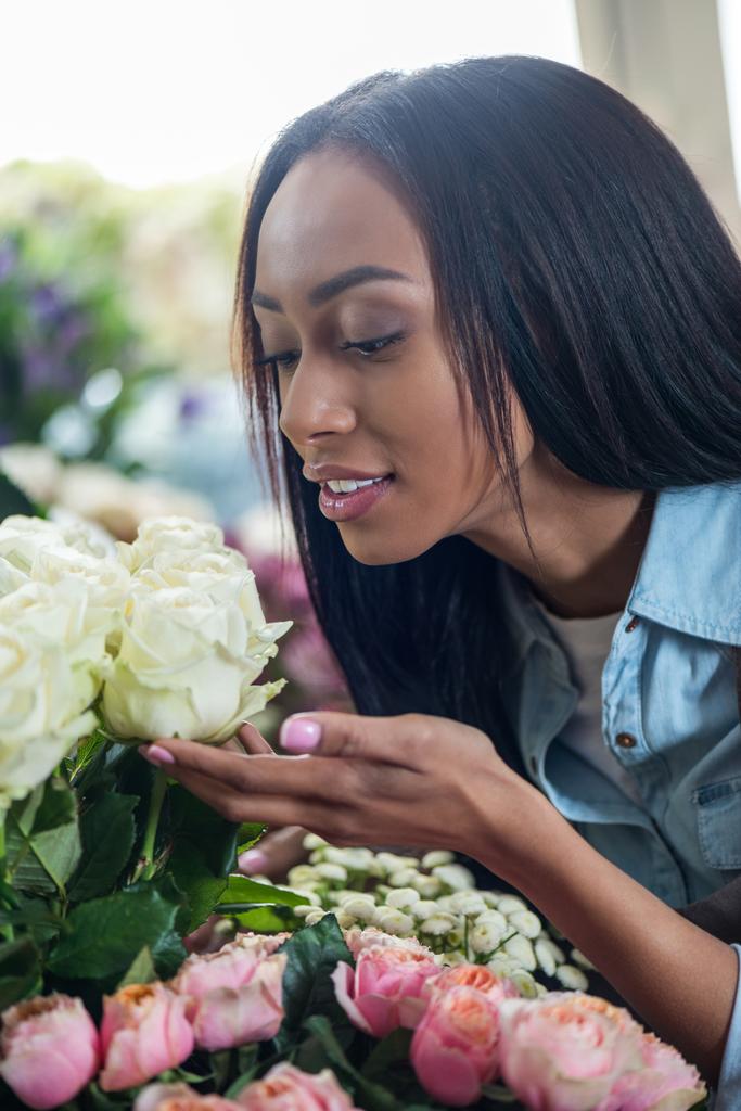 florista americano africano com flores
 - Foto, Imagem