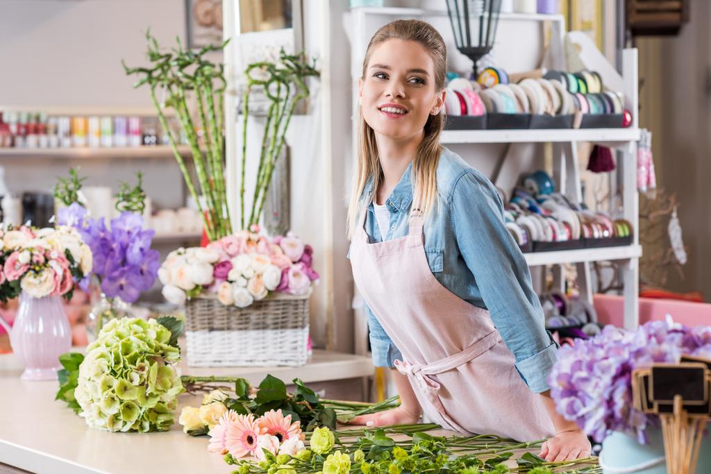 Fleuriste travaillant dans un magasin de fleurs - Photo, image