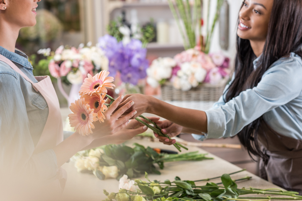 цветочники в цветочном магазине
   - Фото, изображение