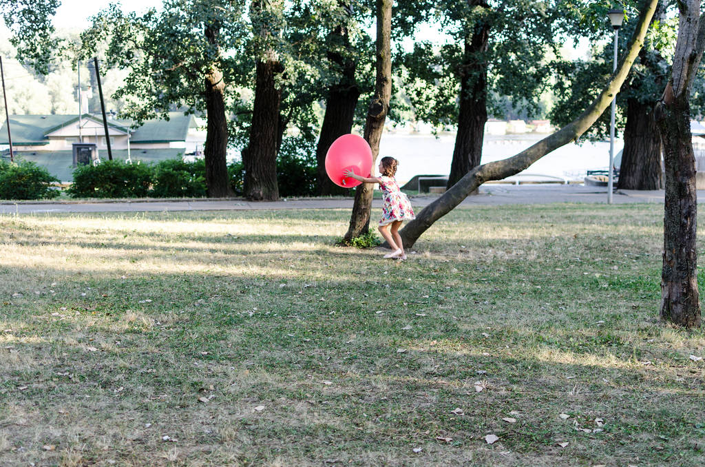 hermosa niña jugar con gran globo rosa en la naturaleza
 - Foto, Imagen