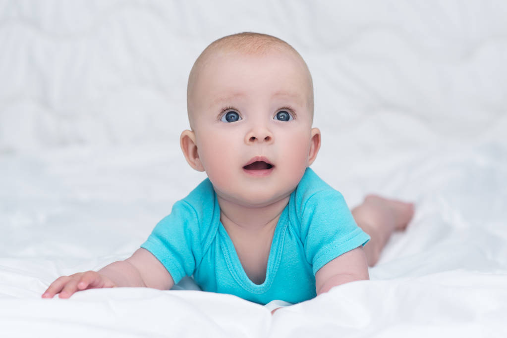 imádnivaló baba lány vagy fiú kék ing, nagy kék szemét, indo- - Fotó, kép