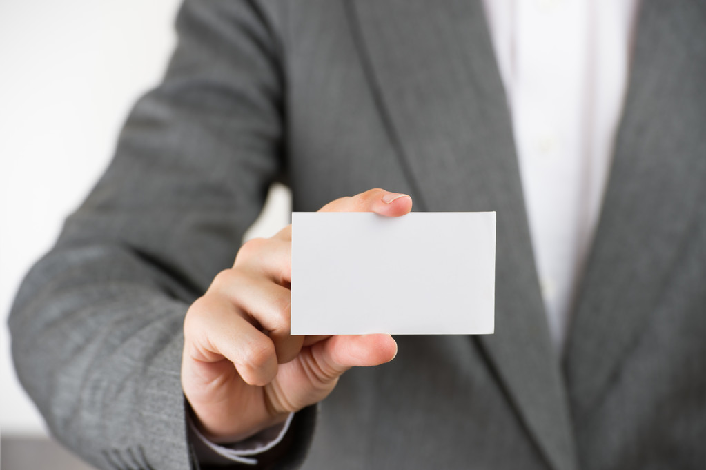 Mujer de negocios mostrando su tarjeta de visita en blanco
 - Foto, imagen