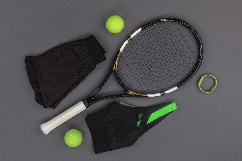 Теннисное оборудование и спортивная одежда
 - Фото, изображение