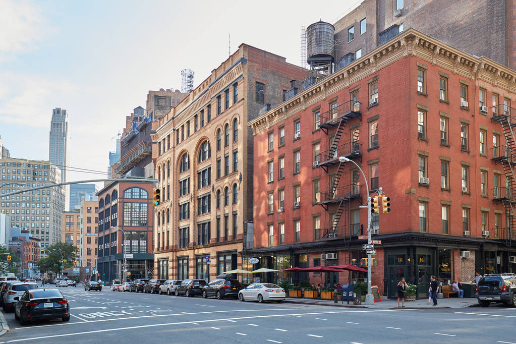 Tribeca συνοικία άδειους δρόμους σε μια ηλιόλουστη καλοκαιρινή μέρα στη Νέα Υόρκη - Φωτογραφία, εικόνα