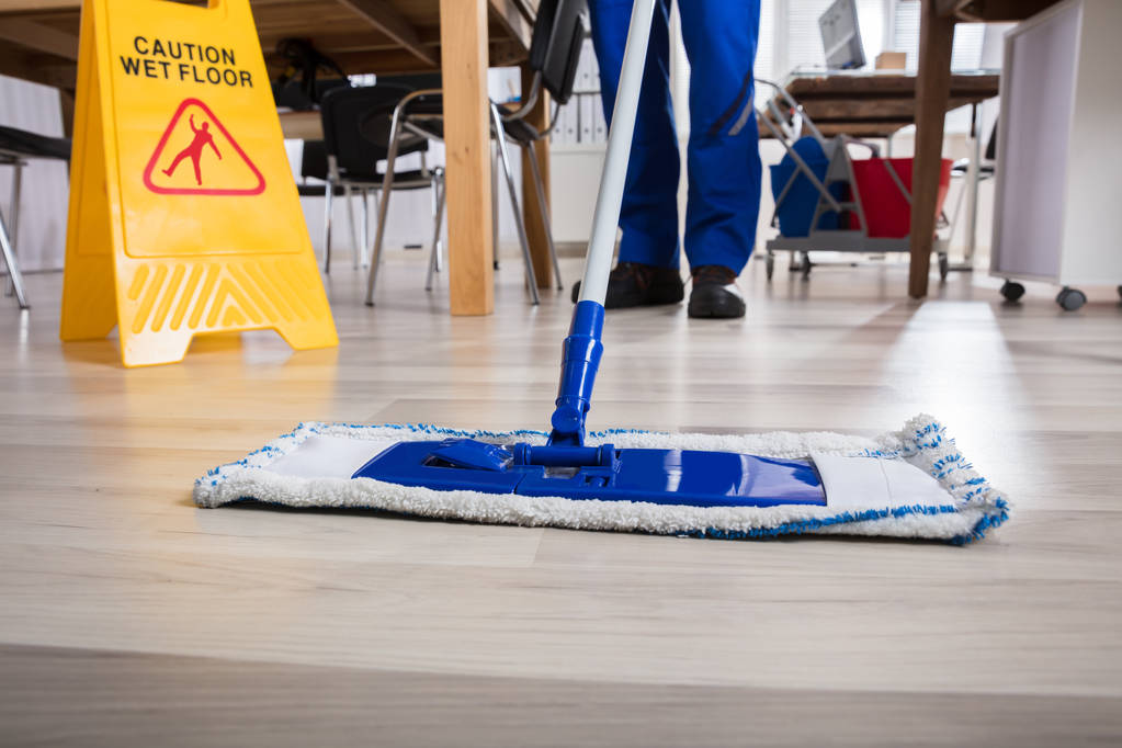 Hausmeister putzt Fußboden  - Foto, Bild