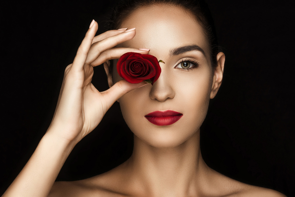 Vrouw met rode roos  - Foto, afbeelding