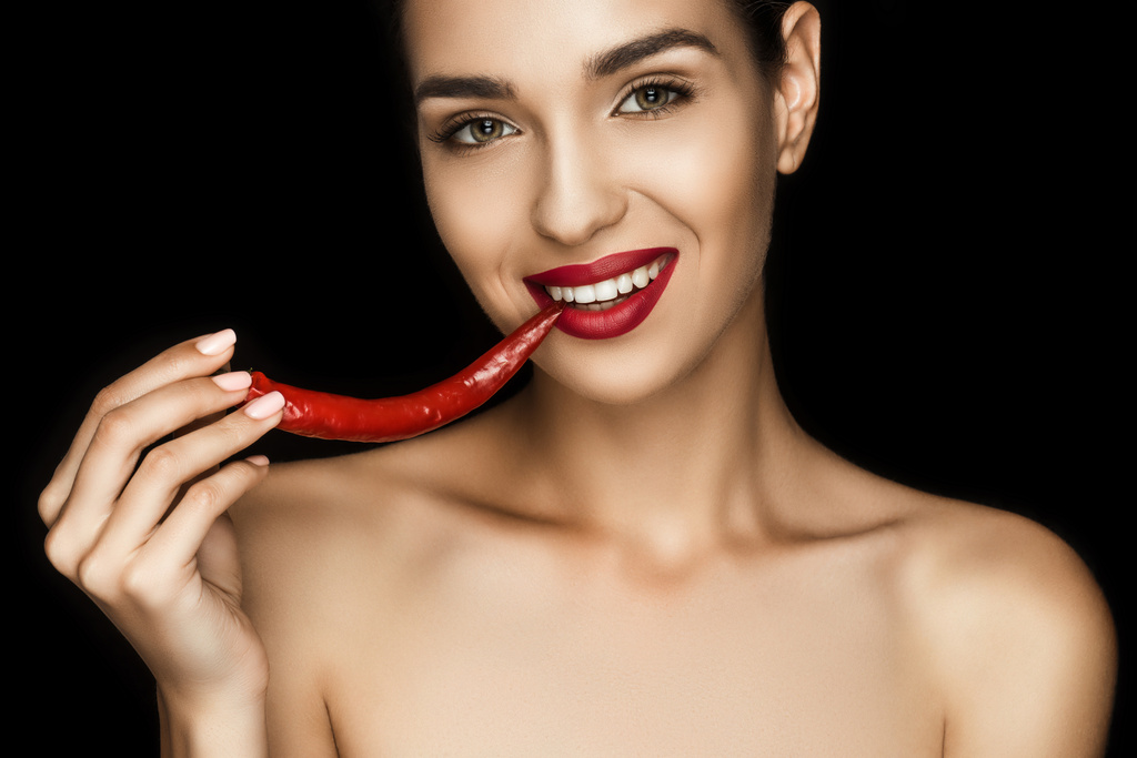 verleidelijke vrouw met chili peper - Foto, afbeelding