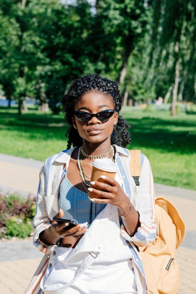 Femme afro-américaine avec café et smartphone
 - Photo, image