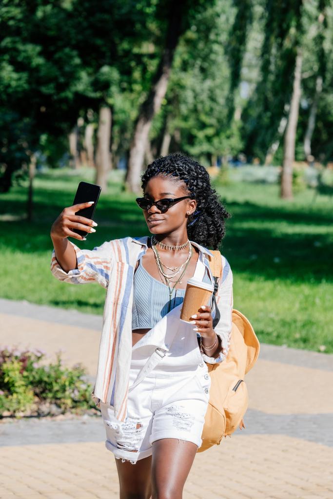 afro-americana tomando selfie
 - Foto, Imagem