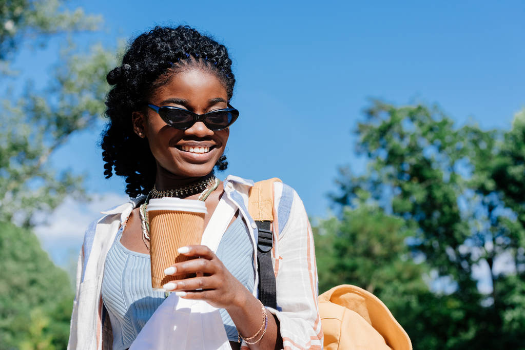 Африканская американка с кофе, чтобы пойти
 - Фото, изображение