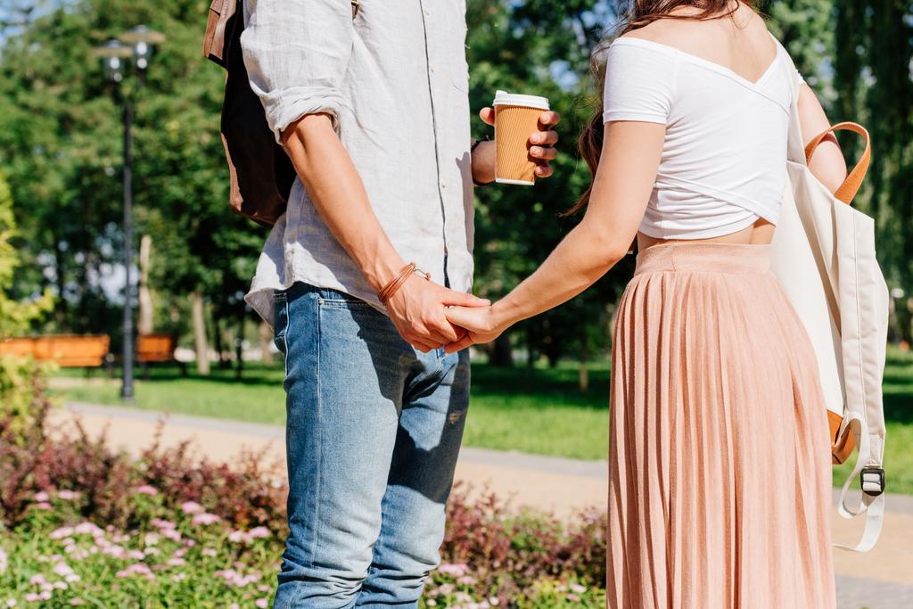 Couple tenant la main dans le parc
 - Photo, image