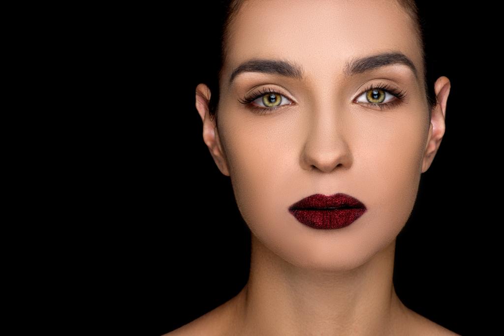μοντέρνα γυναίκα με σκούρα χείλη  - Φωτογραφία, εικόνα