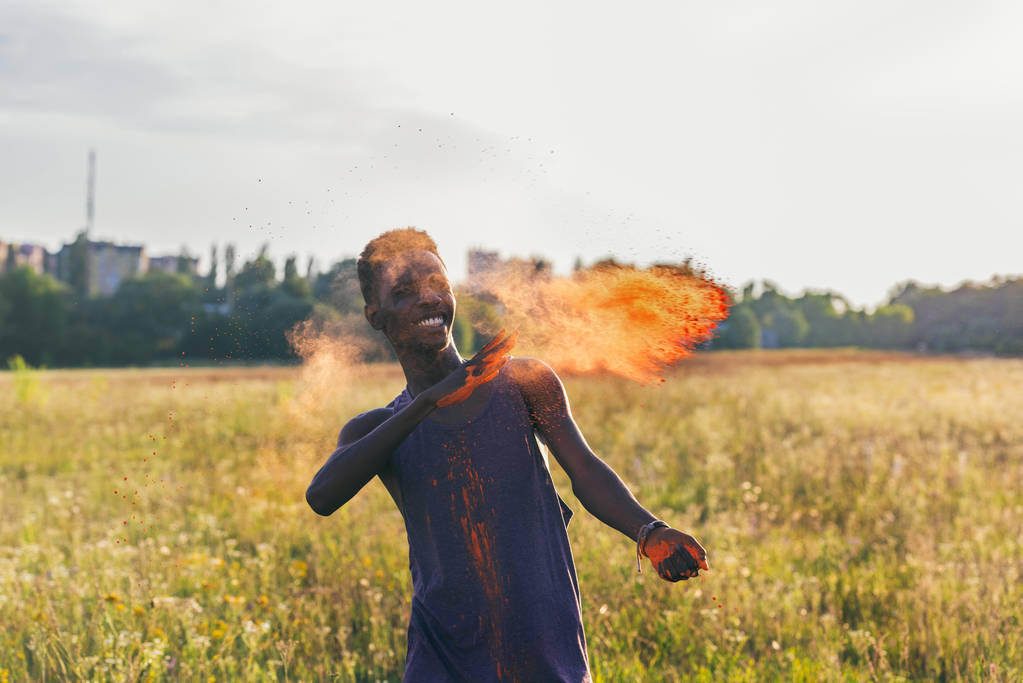 a holi fesztivál az afrikai-amerikai ember - Fotó, kép